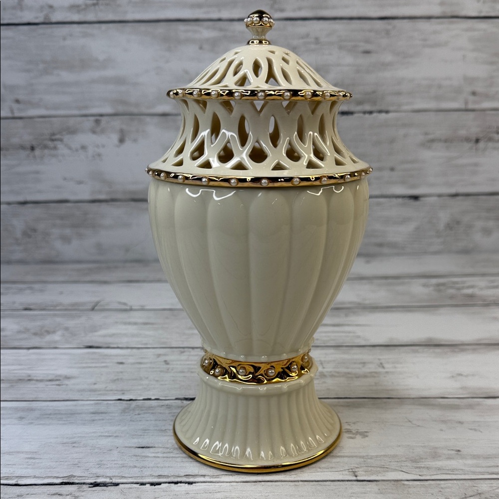 Lenox Illuminations Florentine & Pearl 24k Gold Trim Ivory Canister Candle Jar